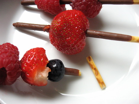 Brochettes de fruits sur biscuits Mikado : trop mignonnes ces brochettes, elles arrivent à me faire manger des fruits tous les jours !...
