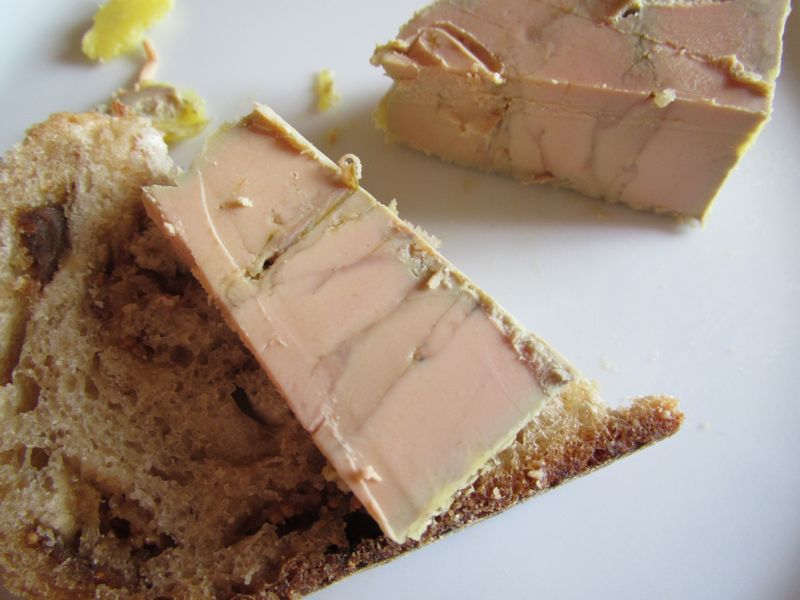 Toast au foie gras truffé puis soupe à l'eau de vaisselle